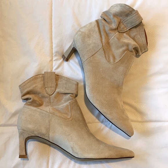Shoes - Pointed booties. Suede. Beige. Size 8.5